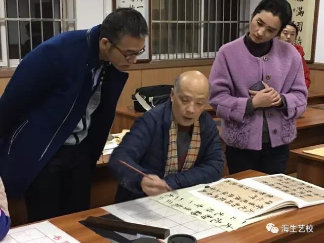 商洛海生藝校老師和學(xué)生正在探討作品書寫